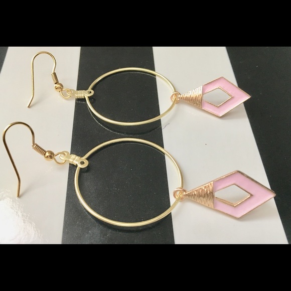 💕Gorgeous PINK & GOLD Dangle Earrings💕
NEW - Picture 1 of 4